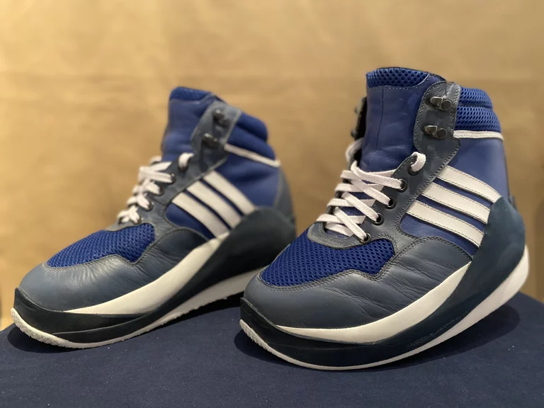 Abgebildet ist ein individuell hergestelltes Paar Schuhe.