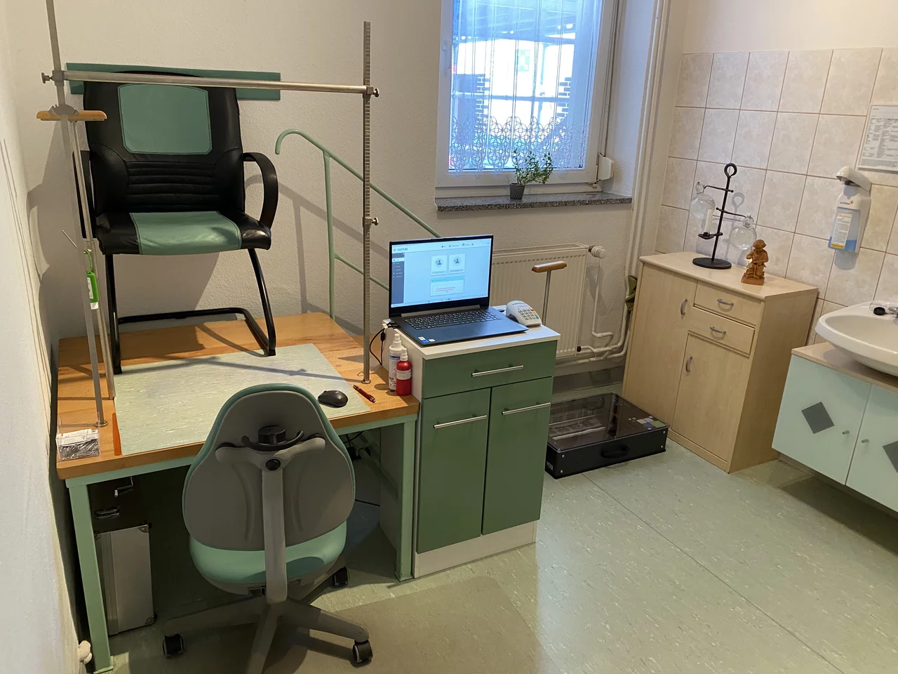 Foto des Messraums: Im Bild sind ein Schreibtischstuhl, verschiedene Messgeräte, ein Computer sowie ein Podest mit drei Stufen zu erkennen.